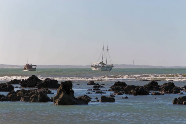 "After the rocks" ("Depois das rochas"), foto minha clicada na Praia de Pipa/RN e originalmente publicada no Unsplash: https://unsplash.com/photos/moxtXvlksCU