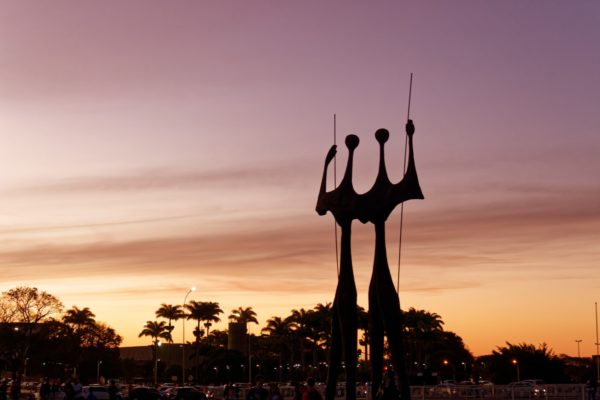 O belíssimo "Monumento aos candangos" na Praça dos Três Poderes, Brasília/DF. Registrei esse foto para guardar o sentimento de força e resistência que ela transmite. Publicada originalmente no Unsplash: https://unsplash.com/photos/6wHCtUZoD4Q