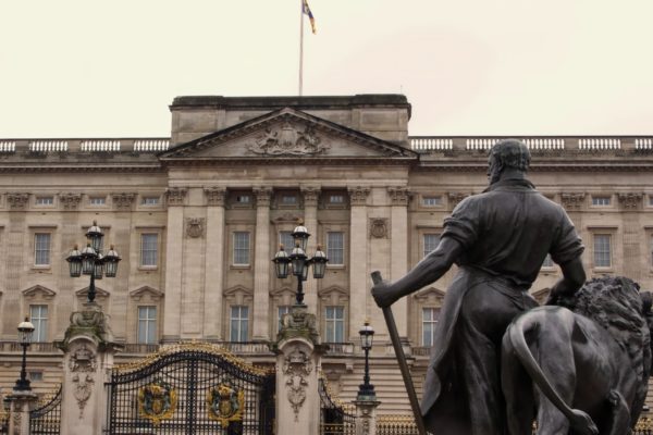 “Admiração” - Foto minha publicada no Unsplash: https://unsplash.com/photos/5h9FwMjCgHA - Palácio de Buckingham - manhã nublada de 7 de junho de 2019 - detalhe: estátua de trabalhador com leão à frente do Palácio.
#PalaciodeBuckingham #Estatua #Londres #Inglaterra

"Admiration" - Buckingham Palace - Cloudy Morning June 7, 2019 - Detail: Worker statue with lion in front of the Palace.
#BuckinghamPalace #statue #London #England
