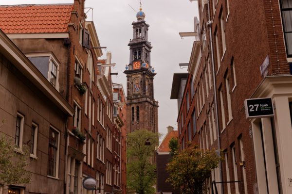 Torre da Westerkerk, igreja renascentista em Amsterdã, ao fundo. // Tower of the Westerkerk, Renaissance Church in Amsterdam, in the background.